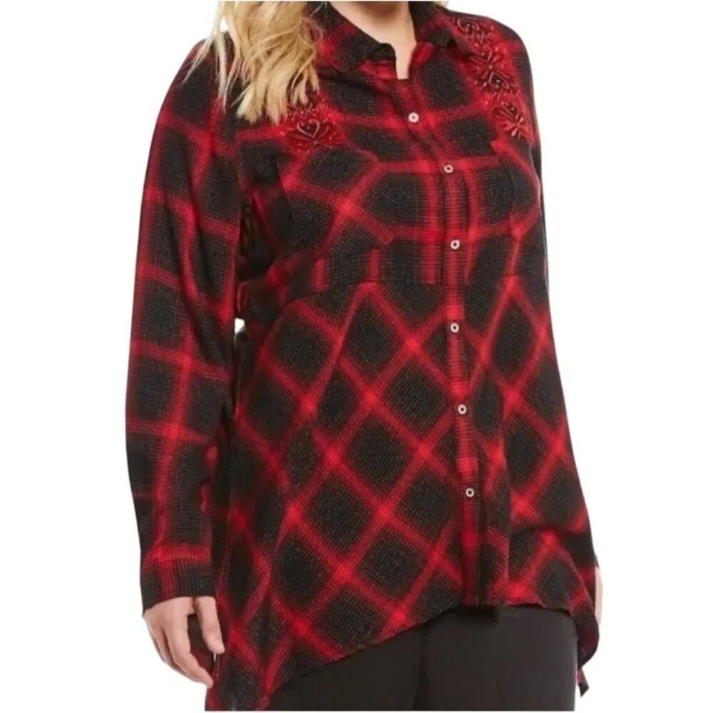Westbound Plaid Embroidered Top Sharkbite Hem Red/Black Size Womens Small Petite